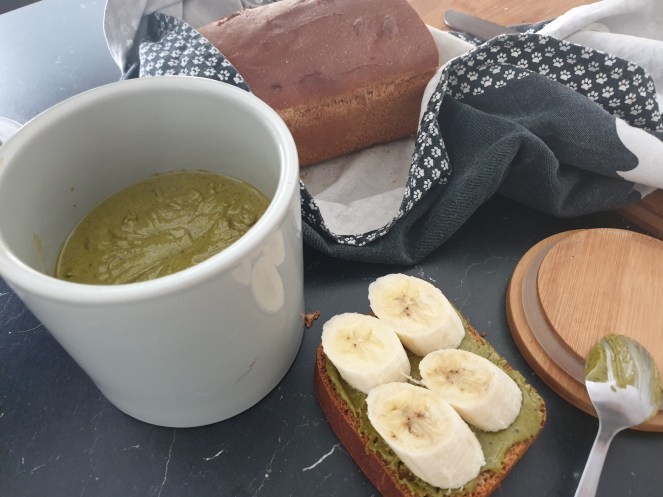 petit déjeuner, pain de mie complet fait maison avec beurre de pistache et banane