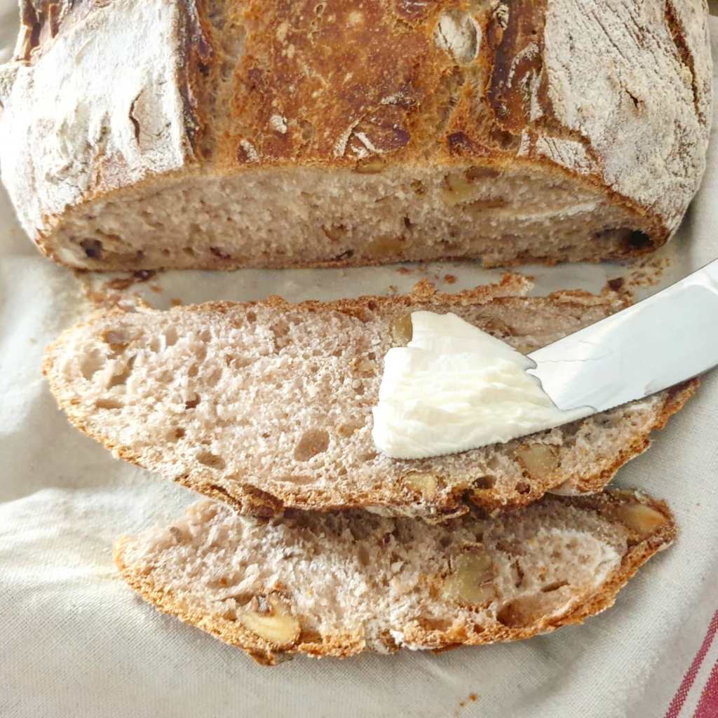 Belle tranche de pain aux noix